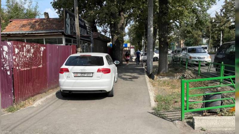В Бишкеке автомобиль «Ауди» припарковался на тротуаре, - очевидец
