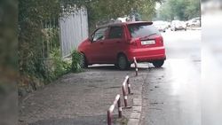«Матиз» припарковался на тротуаре на ул.Элебаева
