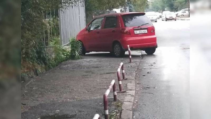 «Матиз» припарковался на тротуаре на ул.Элебаева