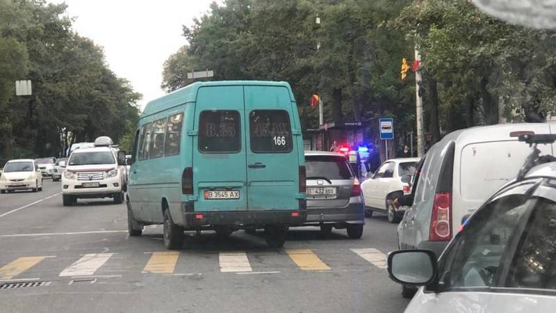 В центре Бишкека столкнулись бус и «Хонда Фит»