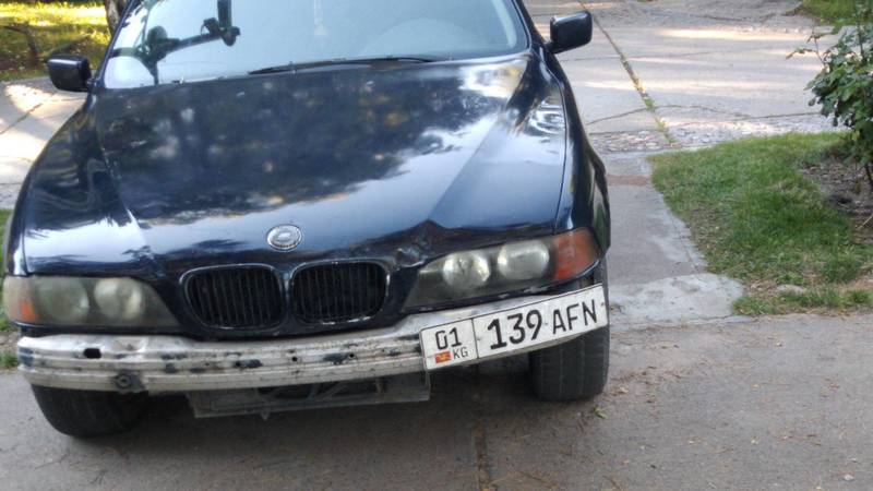 В санатории «Аврора» водитель припарковал свой БМВ на тротуаре. Фото
