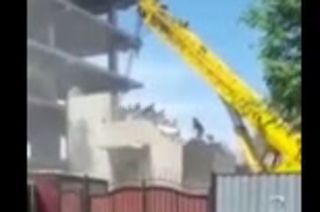 Бишкекчанин: Строители на ул.Исанова поднимают пыль на весь округ (видео)