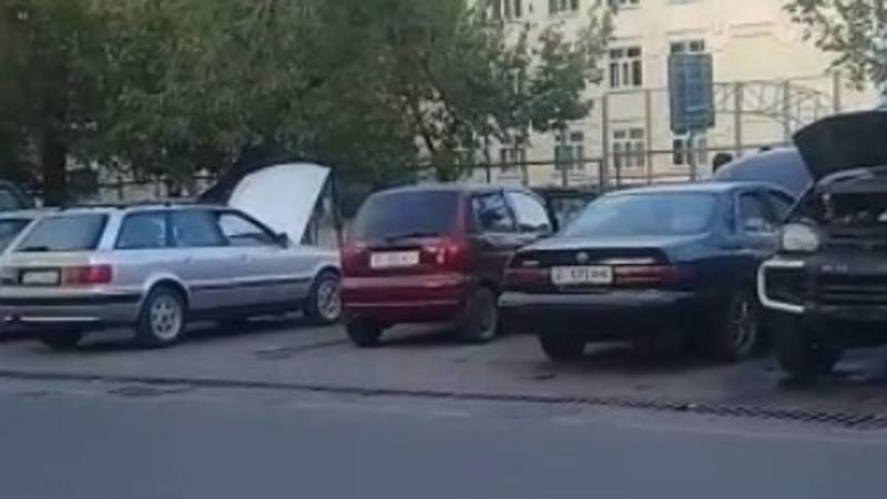 На ул.Фатьянова на парковке возле школы ремонтируют машины, - бишкекчанка