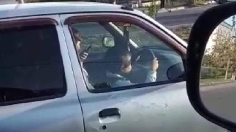 Водитель едет по Южной магистрали, посадив на колени ребенка. Видео