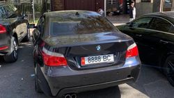 На ул.Шопокова BMW 550 со штрафами в 54,5 тыс. сомов перегородил въезд во двор, - очевидец