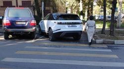 Водитель припарковал свой Range Rover на пешеходном переходе. Фото