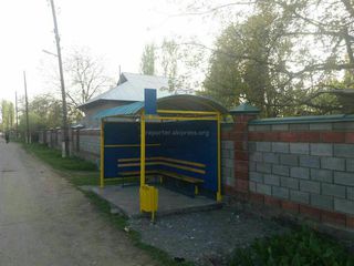Выпускники из Узгена, окончившие школу 20 лет назад, построили остановки в родном селе