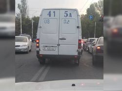 На Байтик Баатыра - Токомбаева водитель «Мерседеса» пересек двойную сплошную линию. Фото