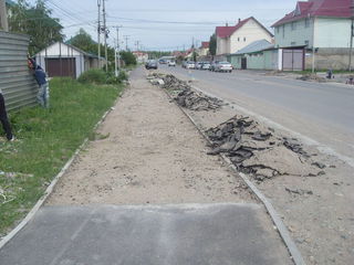 Бишкекчанин: На ул.Сакалду идет повторный ремонт дороги и тротуаров (фото)