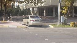 Водитель припарковал «Камри» на тротуаре на ул.Фрунзе. Фото