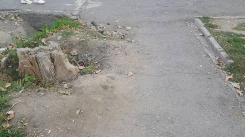 В центре города раскопали тротуар и не восстановили, - бишкекчанин Уланбек