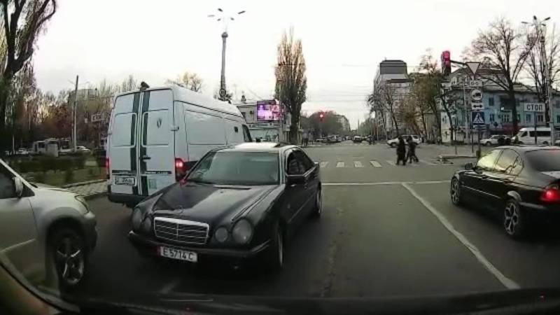 «Мерседес-200» со штрафами более 80 тыс. сомов ехал против шерсти на Боконбаева. Видео