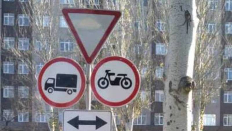 Столб с дорожными знаками на Айтматова исправлен. Фото