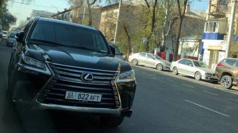 Водитель припарковал свой Lexus LX 450 на проезжей части на Киевской. Фото