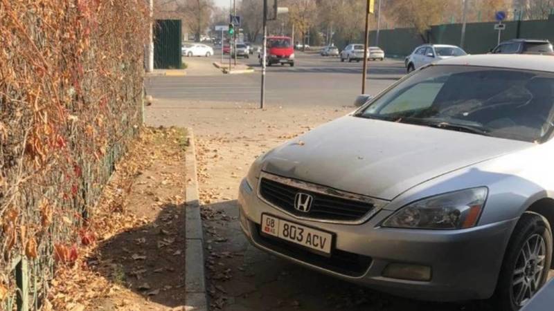 «Хонда Аккорд» припаркована на тротуаре по ул.Жумабека. Фото очевидца