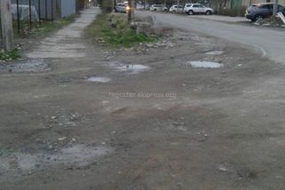Фото — Когда восстановят тротуар и дорожное покрытие на участке ул.Панфилова в Бишкеке?
