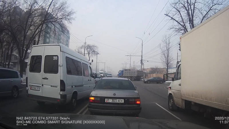 Маршрутка №100 выехала на встречку и проехала на красный на Ахунбаева. Видео