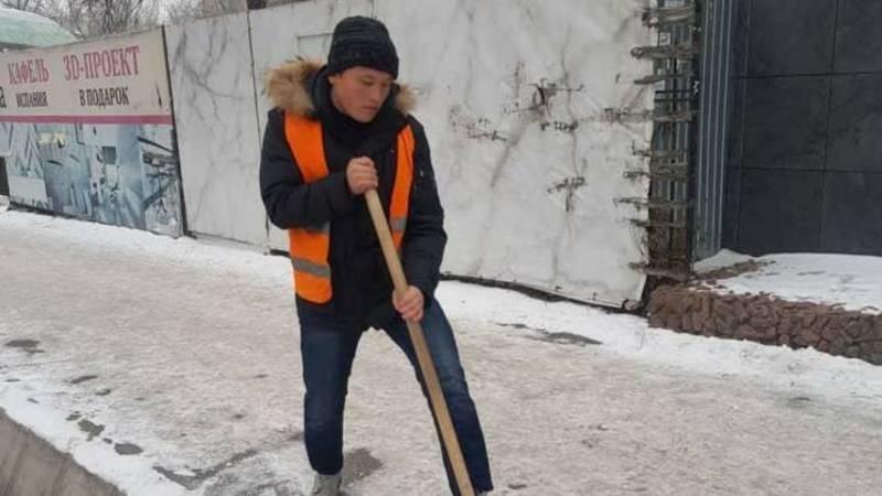 Сотрудники «Тазалык» почистили тротуар на Жукеева-Пудовкина от гололеда