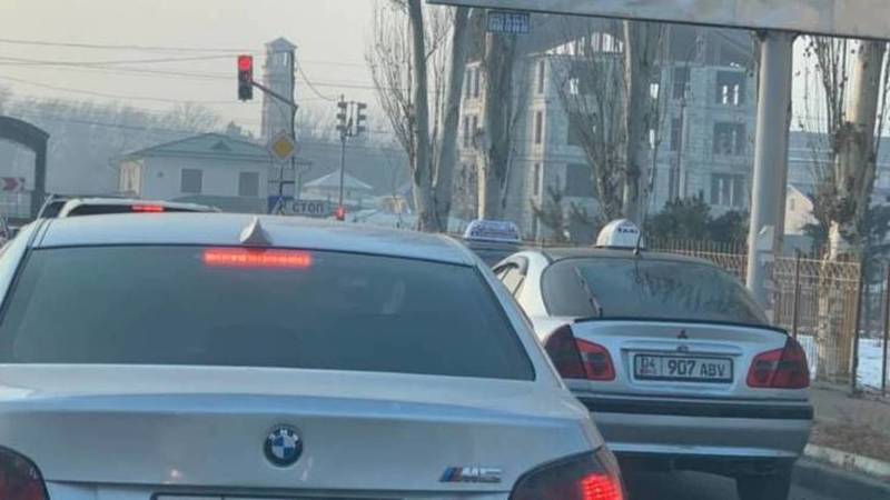 Бишкекчанка просит отключить светофор на ул.Суеркулова
