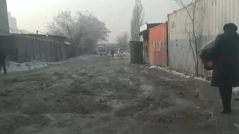Водитель жалуется на состояние дороги на рынке на Кулатова