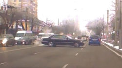 Водитель на «Кабане» развернулся через двойную сплошную на Советской. Видео