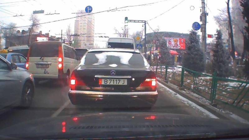 Водитель на «Кабане» развернулся через двойную сплошную на Советской. Видео