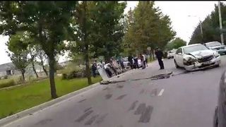 Видео — В результате ДТП машина вылетела на обочину и упала на бок
