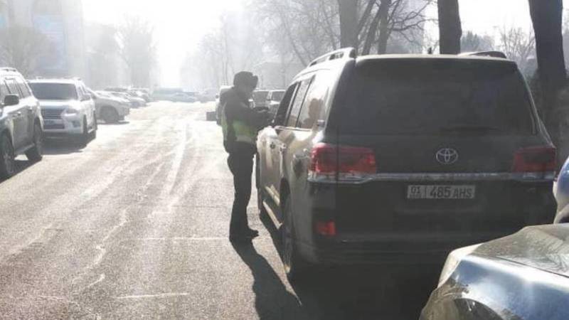 Водитель «Крузака», припаркованного возле Белого дома, оштрафован на 1000 сомов