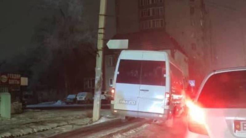 Маршрутка №195 едет по тротуару на Боконбаева. Фото очевидца