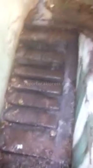Вода ирригационной системы затопила двор и подвал домов на Абдрахманова-Боконбаева (видео)