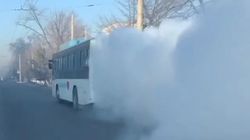Пассажирский автобус сильно дымит. Видео