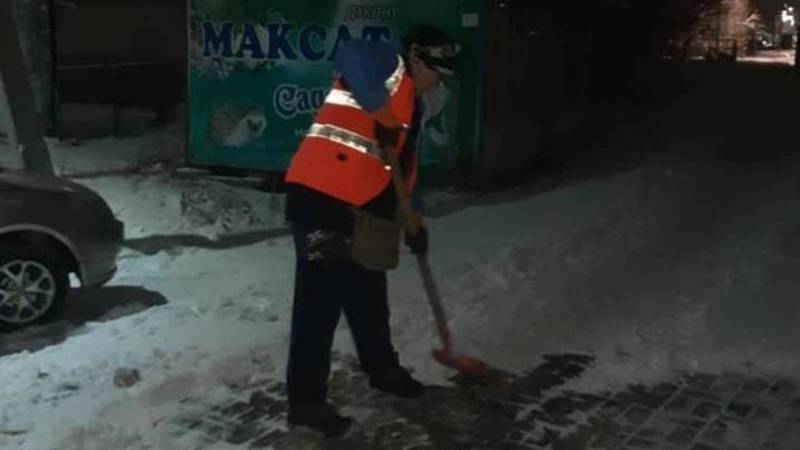 «Тазалык» убрал снег на тротуаре на улице Малдыбаева. Фото