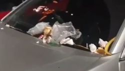 Жители 10 мкр забросали мусором авто, которые перекрыли проезд к мусорным бакам. Видео