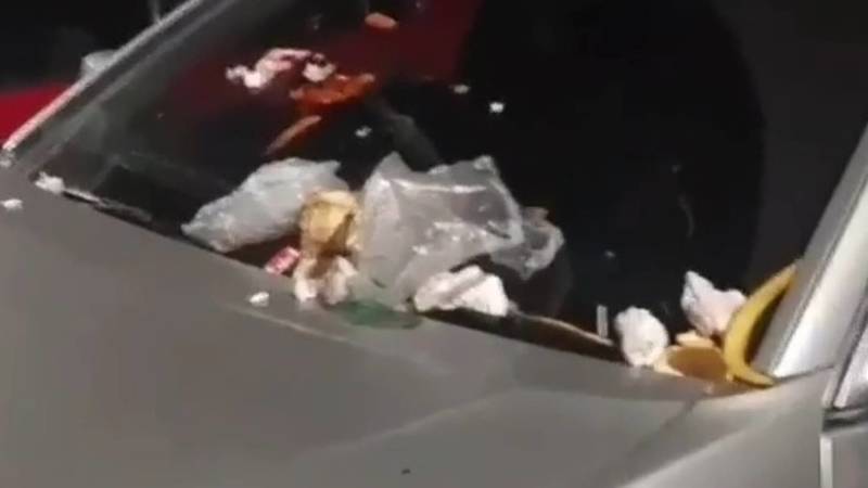 Жители 10 мкр забросали мусором авто, которые перекрыли проезд к мусорным бакам. Видео