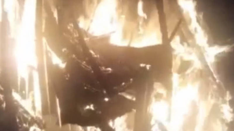 В жилмассиве Келечек сгорела будка продавцов угля. Видео