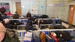 Кыргызстанцы, летевшие из Турции, застряли в аэропорту Алматы. Видео и фото