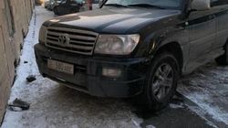 Водитель припарковал «Прадо» на тротуаре по ул.Рыскулова. Фото