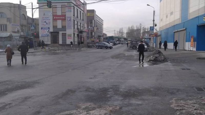 Администрации Ленинского района очистила территорию Ошского рынка от стихийной торговли. Фото