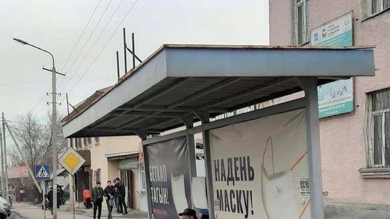 Бишкекчанка Ширин просит отремонтировать остановку возле Ошского рынка. Фото