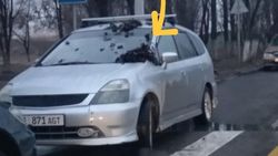В Бишкеке автомобиль закидали мусором из-за парковки на зебре. Фото