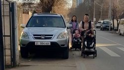 Из-за «Хонды», припаркованной на тротуаре, мамы с колясками выходят на проезжую часть. Фото горожанин