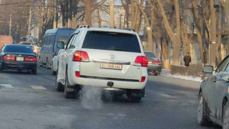 В Бишкеке замечен «крузак» с подложным госномером. Фото горожанина