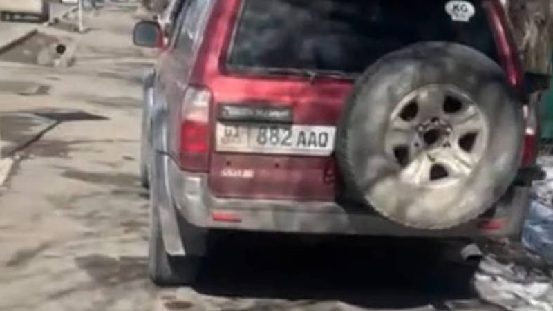 На Орозбекова водители паркуются на тротуаре. Видео местного жителя