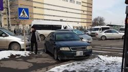 На ул.Суюмбаева водитель Audi A6 припарковали на тротуаре. Фото