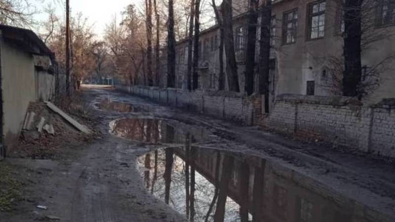 Бишкекчанин жалуется на состояние дороги по ул.Асановой. Фото