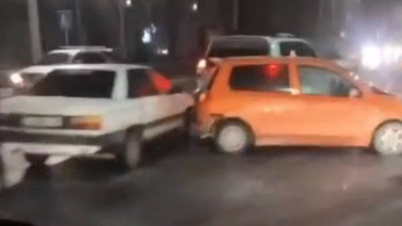 На Советской столкнулись две машины. Видео с места аварии