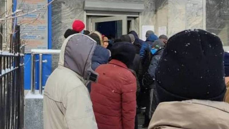 Бишкекчанка жалуется на очередь возле офиса авиакомпании «Аэрофлот». Фото и видео