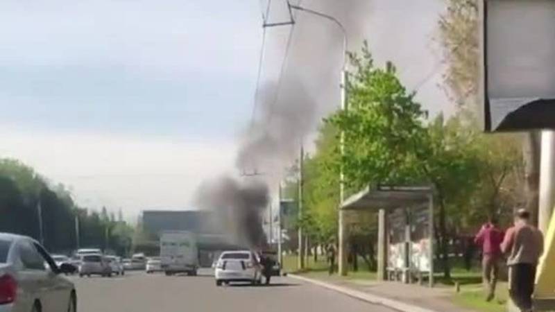 В Бишкеке загорелась «Ауди». Видео