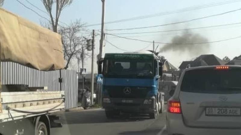 Горожанин Азамат просит запретить ездить грузовым авто внутри 4 и 6 мкр