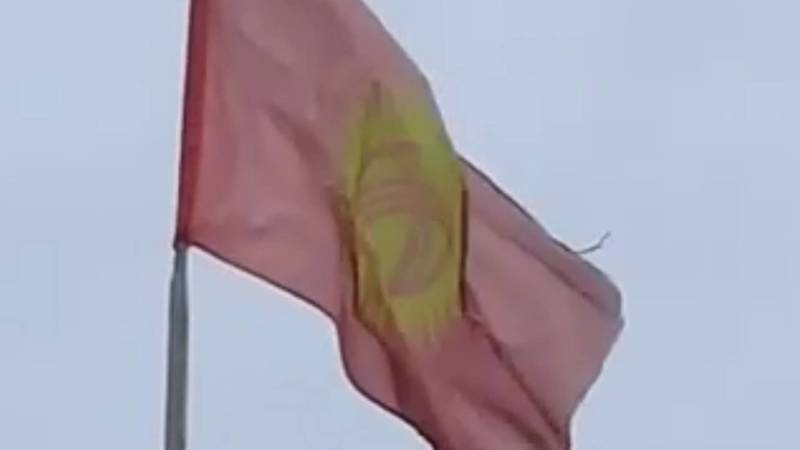 На здании ГСВ в Сузакском районе висит выцветший флаг. Видео